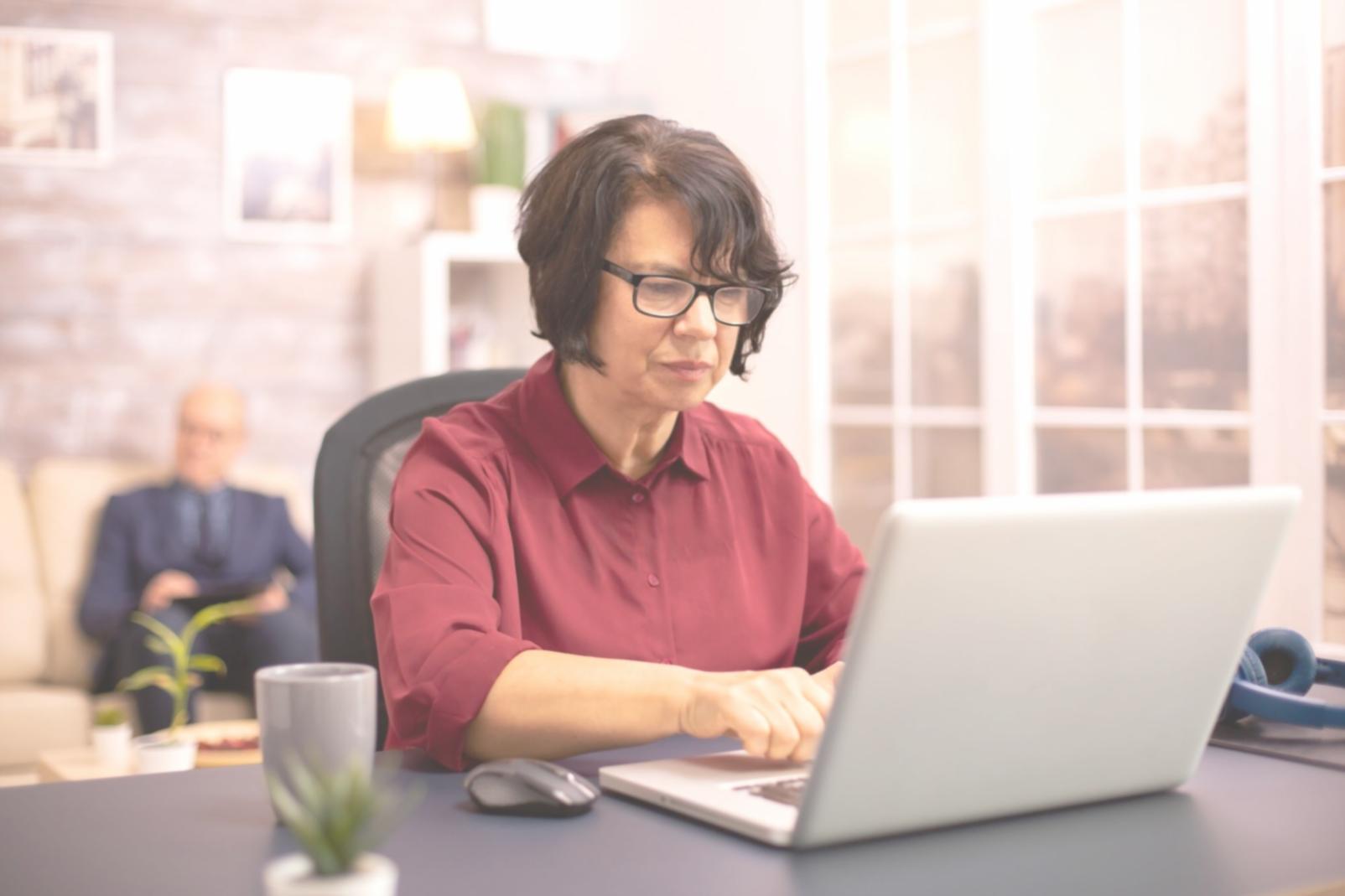 Groupe d'apprenants collaborant sur des projets financiers